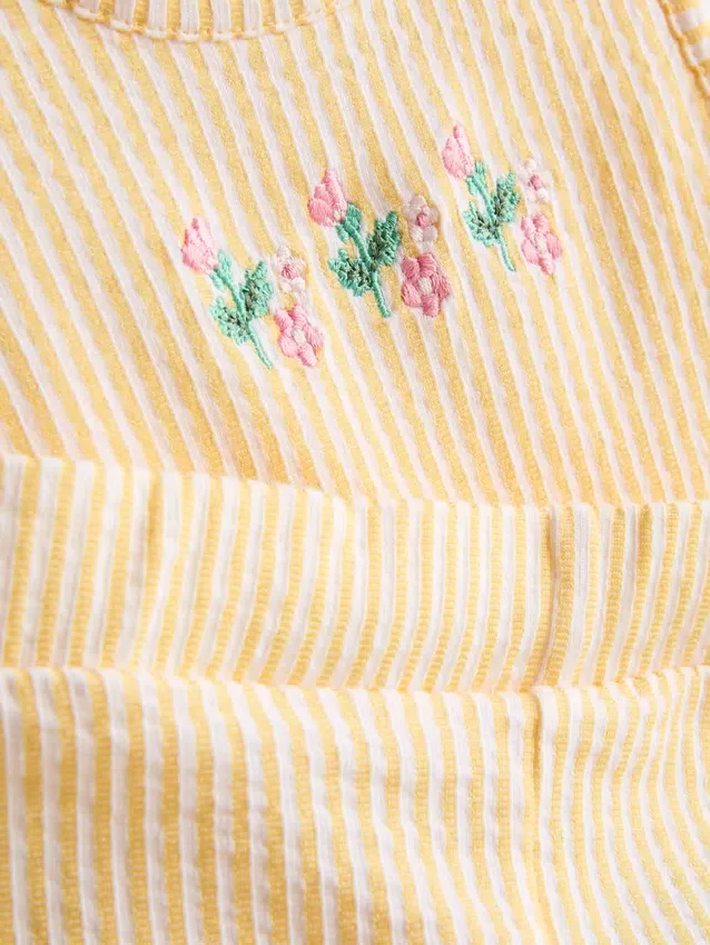 0–36 måneder | Sett med blomsterbrodert topp med peplum-kant og Shorts