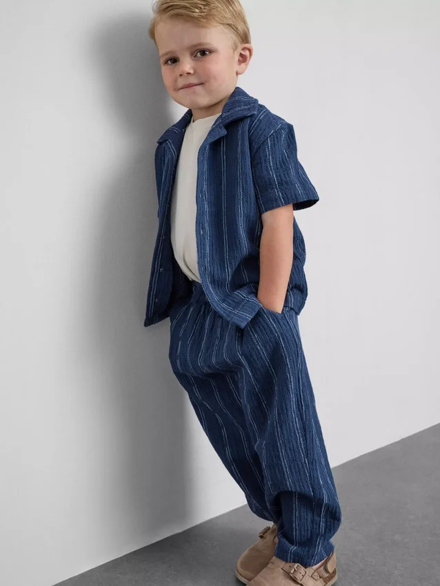 1,5–12 år | The Edit-sett med bomullsskjorte og bukser med strukturert stripe