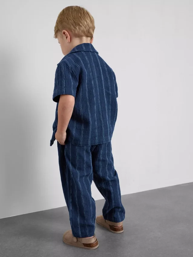 1,5–12 år | The Edit-sett med bomullsskjorte og bukser med strukturert stripe