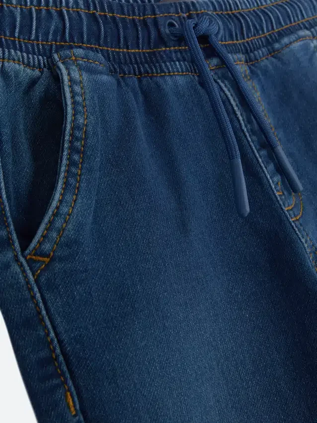 1,5–7 år | Jeans med oppbrettede bukseben