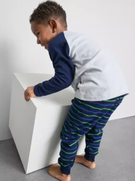 1,5–8 år | pysjamaser i fleece med dinosaurmotiv