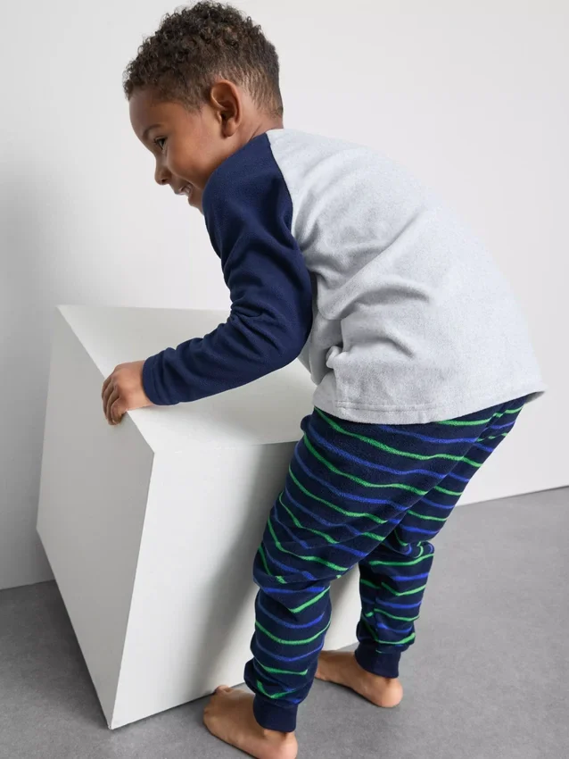 1,5–8 år | pysjamaser i fleece med dinosaurmotiv