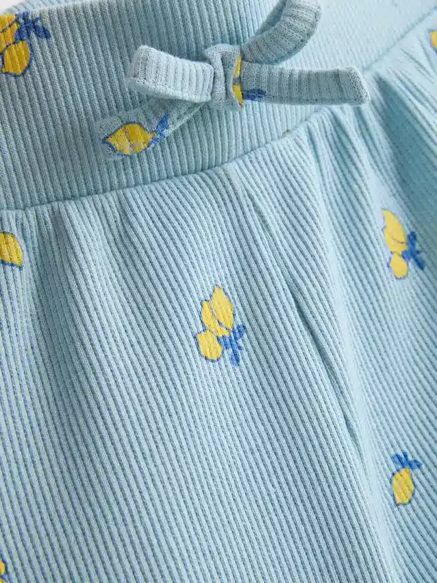1,5–8 år | Ribbestrikkede shorts med bølgekant