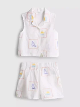 1,5–9 år | brodert sett med ermeløs skjorte og shorts