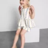 1,5–9 år | sett med brodert bluse og shorts