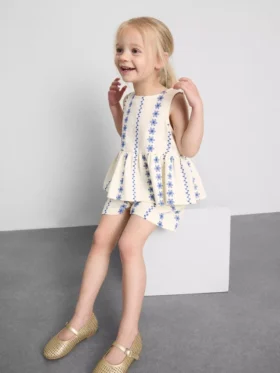 1,5–9 år | sett med brodert bluse og shorts