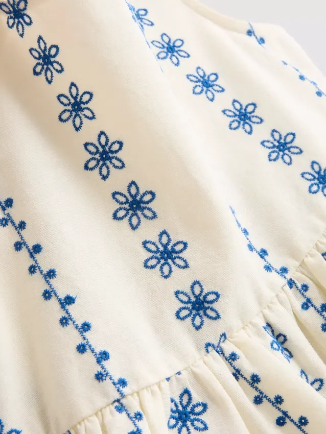 1,5–9 år | sett med brodert bluse og shorts