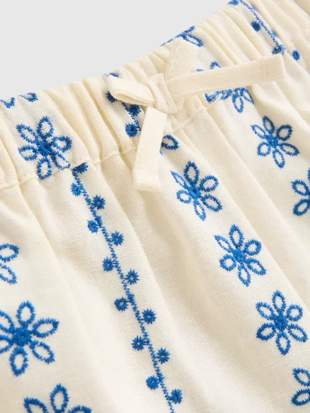 1,5–9 år | sett med brodert bluse og shorts
