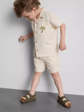 1,5–9 år | sett med brodert skjorte og shorts