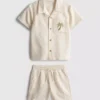 1,5–9 år | sett med brodert skjorte og shorts