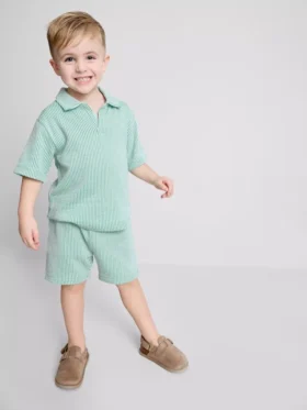 1,5–9 år | sett med stripete skjorte og shorts