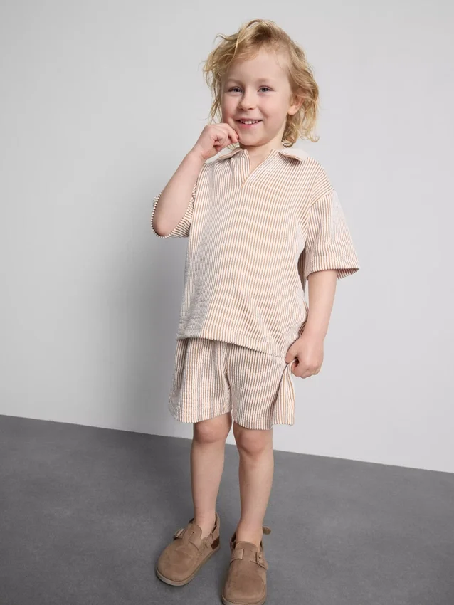 1,5–9 år | sett med stripete skjorte og shorts