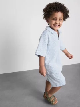 1,5–9 år | sett med stripete skjorte og shorts