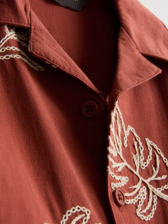 1,5–9 år | Skjorte med brodert bladmønster