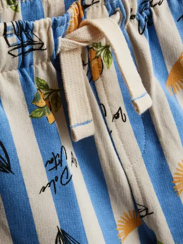 1–9 år | Dolce Vita-sett med T-skjorte med grafisk trykk og shorts