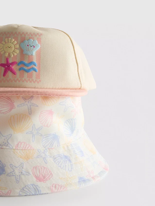 2-pakk med babyhatter med strandmotiv