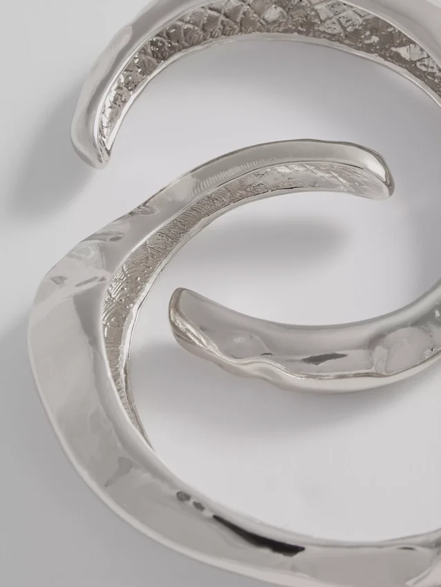 2-pakning med armbånd i smeltet metall