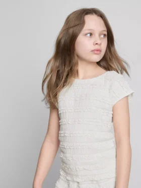 7–15 år | Bluse med krøllete kappeærmer og blonderkant