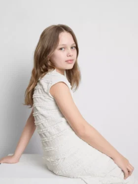 7–15 år | Bluse med krøllete kappeærmer og blonderkant