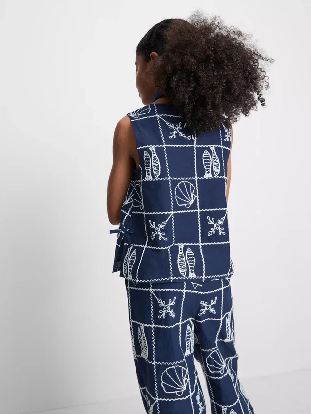 7–15 år | brodert ermeløs bluse