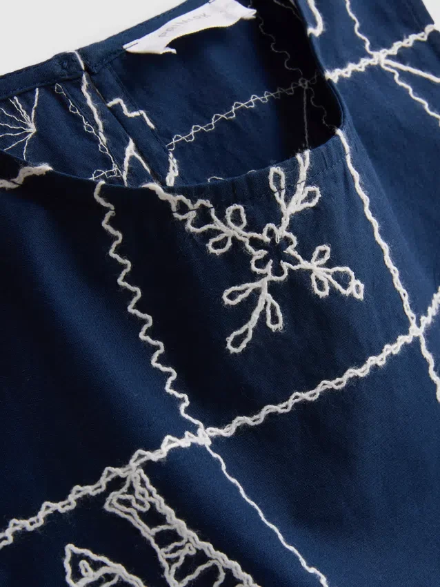7–15 år | brodert ermeløs bluse