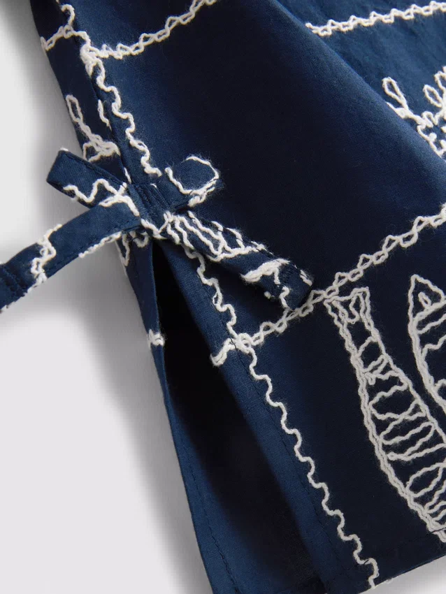 7–15 år | brodert ermeløs bluse