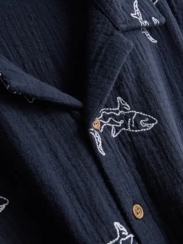 7–15 år | brodert skjorte med knapper