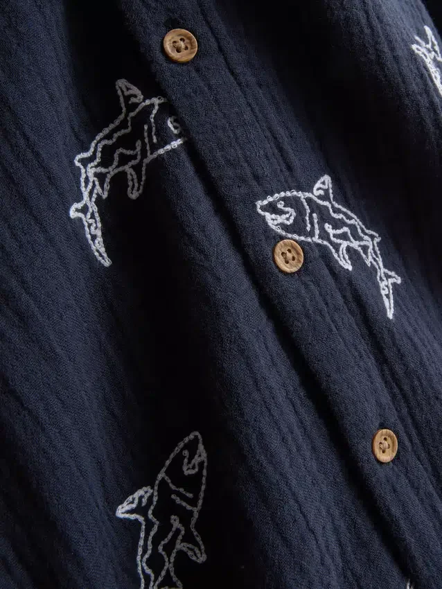 7–15 år | brodert skjorte med knapper