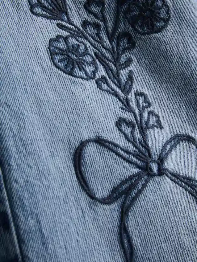 7–15 år | Jeans med brede ben og brodert blomsterbue