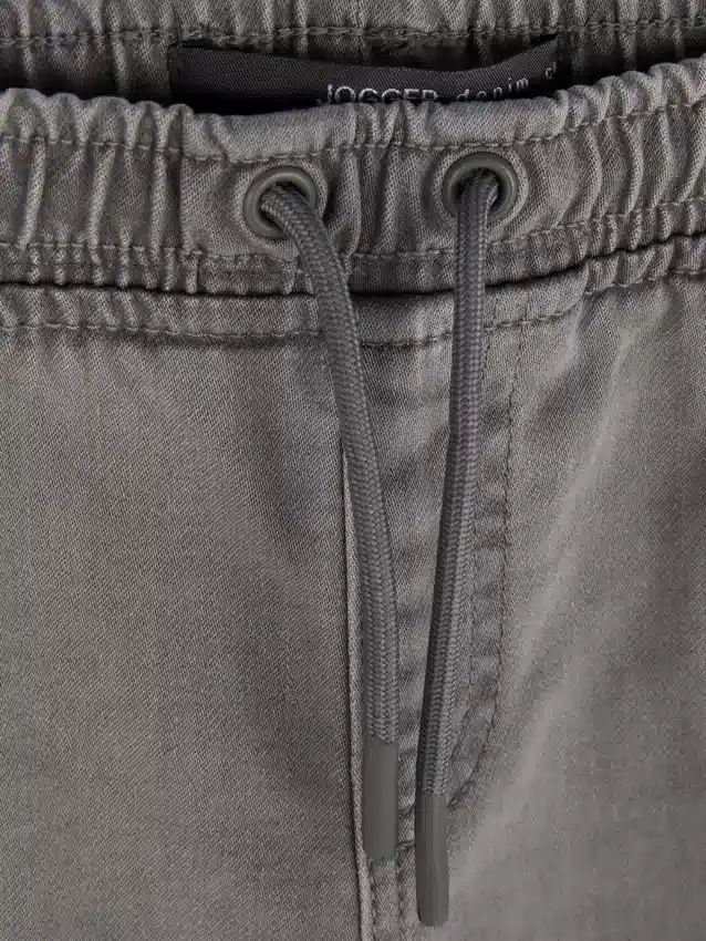 7–15 år | Jeans med oppbrettede bukseben
