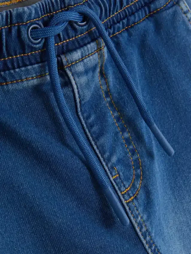 7–15 år | Jeans med oppbrettede bukseben
