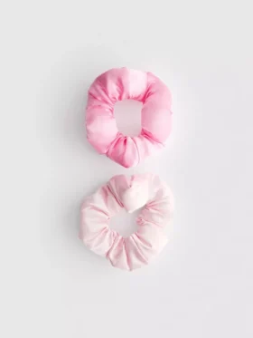 9-pakning med store sateng-scrunchies som kan brukes i håret mens du sover