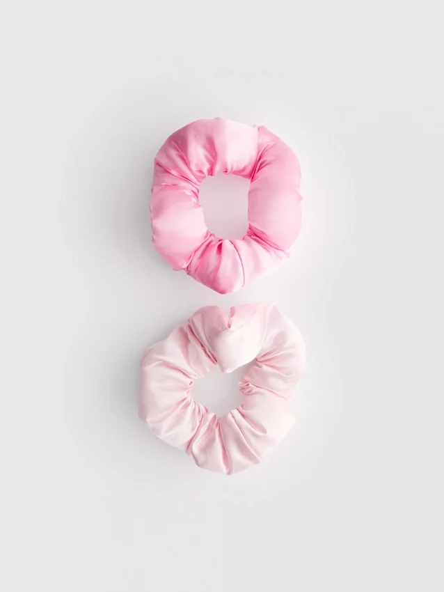 9-pakning med store sateng-scrunchies som kan brukes i håret mens du sover