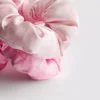 9-pakning med store sateng-scrunchies som kan brukes i håret mens du sover