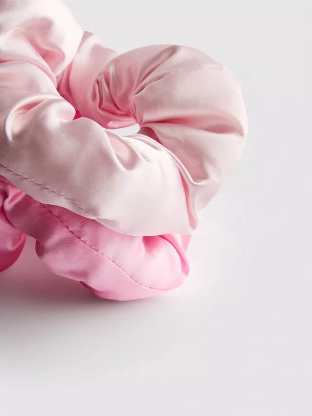 9-pakning med store sateng-scrunchies som kan brukes i håret mens du sover