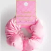 9-pakning med store sateng-scrunchies som kan brukes i håret mens du sover