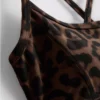 Aktiv kort topp med leopardmønster og racerrygg