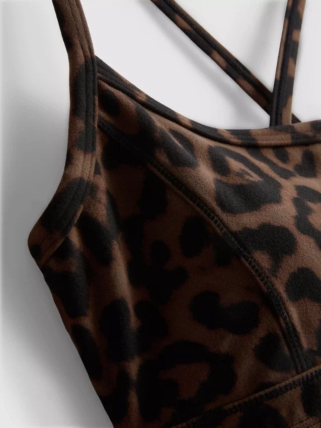 Aktiv kort topp med leopardmønster og racerrygg