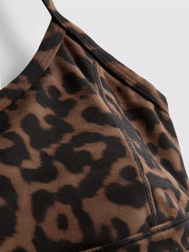 Aktiv kort topp med leopardmønster og racerrygg