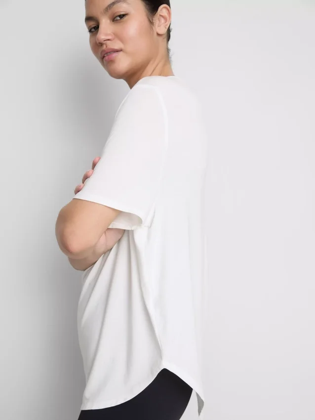 Aktiv T-skjorte med buet kant