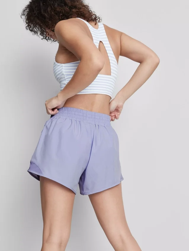 Aktive shorts med mesh-innsats