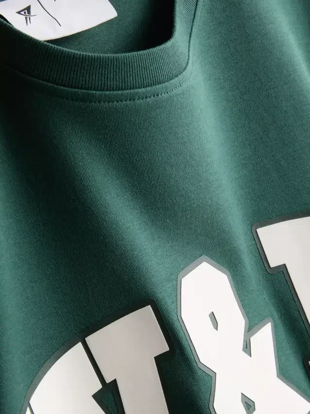 Avslappet bomulls-T-skjorte med grafisk trykk