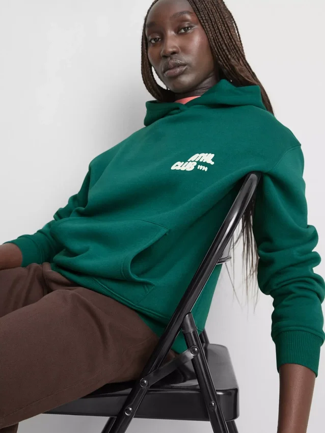 Avslappet hoodie i atletisk stil
