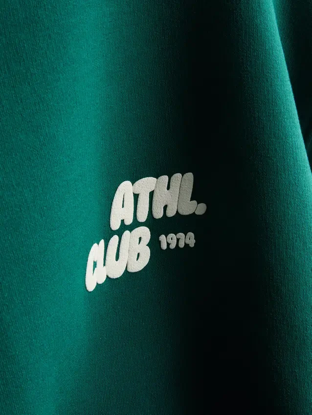 Avslappet hoodie i atletisk stil