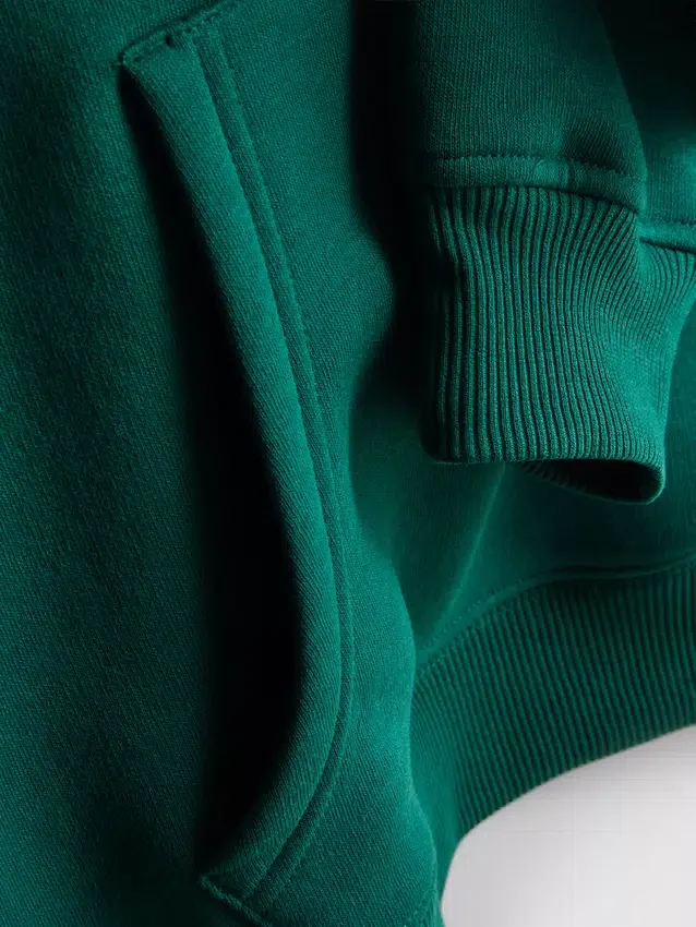 Avslappet hoodie i atletisk stil
