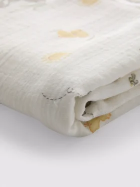 Babyteppe i musselin med dyremotiv