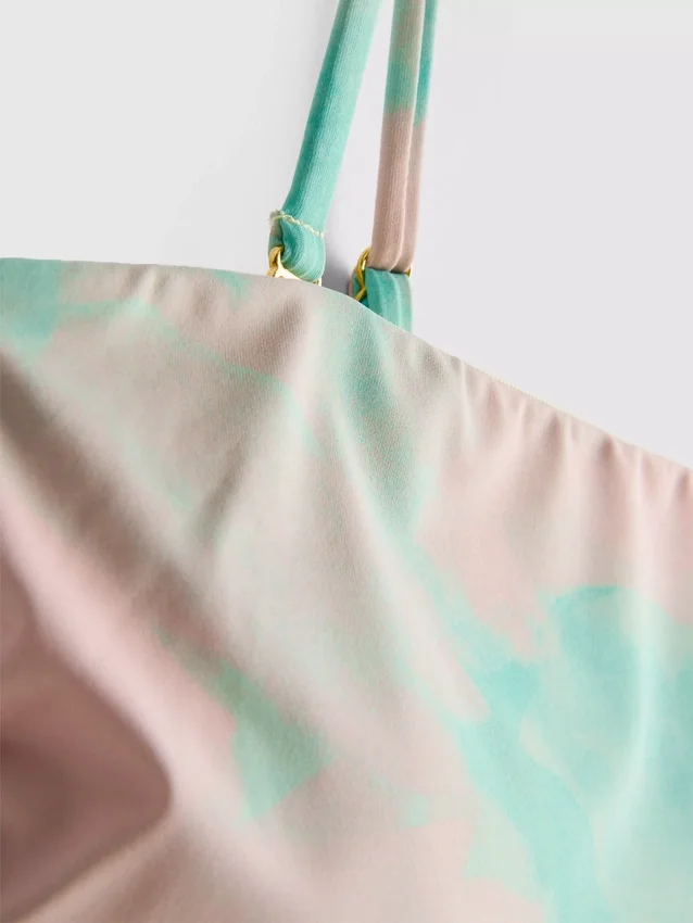 Badedrakt med rynket design og naturmotiv