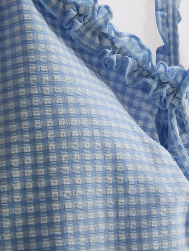 Badedrakt med volanger i gingham-mønster
