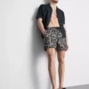 Badeshorts med abstrakt mønster