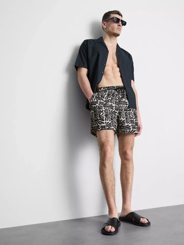 Badeshorts med abstrakt mønster